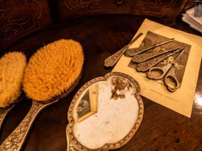 �Mi occupo principalmente di tutto ci� che � antecedente al Novecento� ci dice mostrandoci spazzole, specchi d'argento...